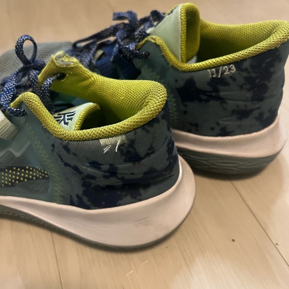 Nike athletic shoes. Men size 8.5 - Picture 4 of 5